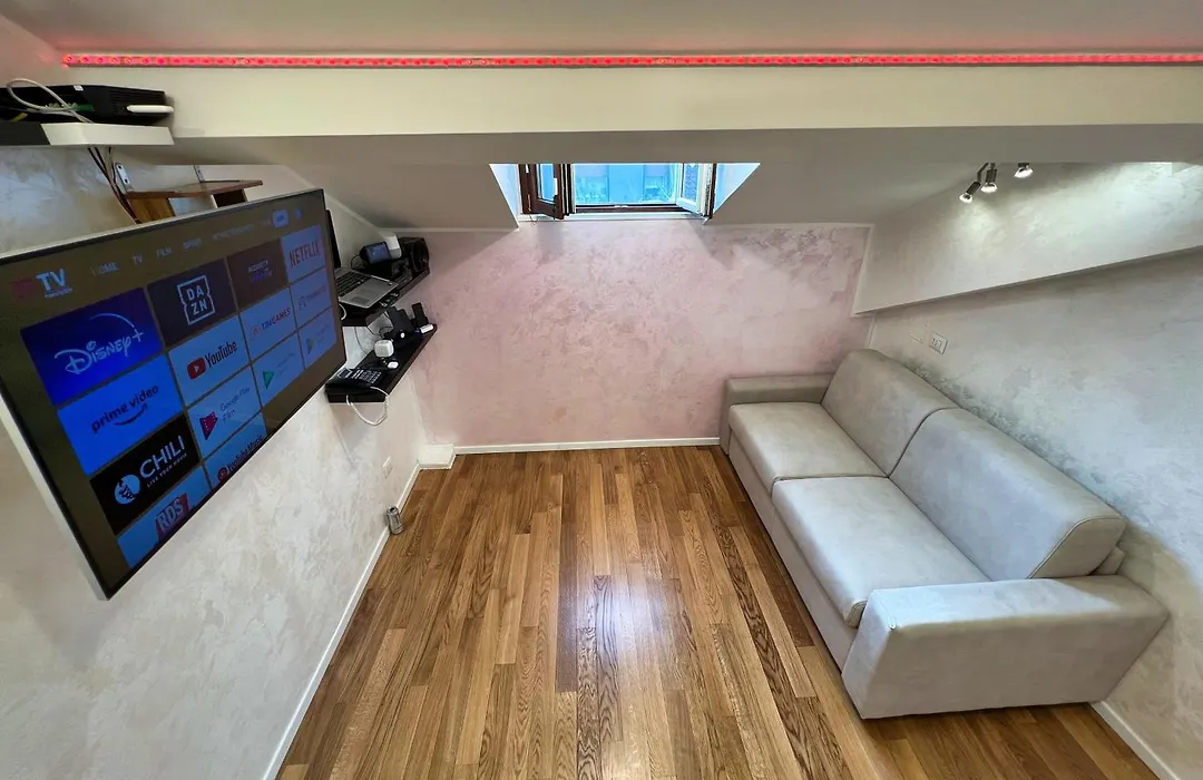 Attic Domotic Speed Summer Vibe - Heart Of Brera, 10 Mins Straight Walk To Duomo And Easy Malpensa Access - Taxi No Need B&B-1